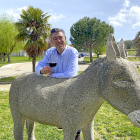 Carlos Capilla, ‘Capi’, junto al burro de Villarino de los Aires. - E.M.