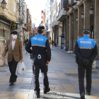 Imagen de archivo de dos agentes de la policía local de Palencia.- ICAL