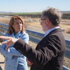 La ministra de Transportes, Raquel Sánchez, atiende a Manuel Saravia durante su visita a Valladolid. ICAL