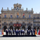 Foto de familia de la Conferencia de Presidentes en la Plaza Mayor de Salamanca. - ICAL