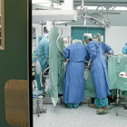 Intervención quirúrgica en el hospital Clínico de Valladolid. - E. M.