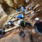 Unos arqueólogos trabajan en Atapuerca. E.M.