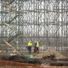 Varios operarios revisan las obras de construcción en el paso elevado.- PHOTOGENIC/IVÁN TOMÉ