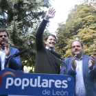 El presidente del Partido Popular de Castilla y León, Alfonso Fernández Mañueco, en La Bañeza junto al presidente del PP de León, Javier Santiago y el alcalde del municipio, Javier Carrera.- ICAL