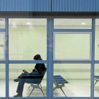 Un paciente aguarda su turno en una sala de espera del nuevo hospital de Burgos. ICAL