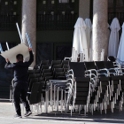 Un camarero coloca una terraza en Valladolid. MIGUEL ÁNGEL SANTOS (PHOTOGENIC)