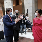 Alfonso Fernández Mañueco aplaude a Isabel Díaz Ayuso durante la toma de posesión en la Asamblea de Madrid.- ICAL