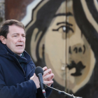 El candidato del Partido Popular de Castilla y León a la Presidencia de la Junta, Alfonso Fernández Mañueco, tras participar en una mesa redonda con empresarios en la localidad palentina de Aguilar de Campoo. -ICAL