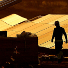Un operario revisa los paneles solares en las instalaciones de una estación fotovoltaica de Iberdrola. IBERDROLA / ICAL
