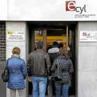 Personas acuden a una oficina de empleo en Valladolid. Vertical