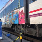 Imagen de archivo de limpieza de grafitis en un vagón de tren. E.M.