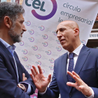 El alcalde de León conversa con el presidente del CEL, Julio César Álvarez. ICAL