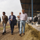 El vicepresidente de la Junta, Juan García-Gallardo, en su visita las instalaciones de la explotación de ganado bovino para la producción de leche de El Cantón.- ICAL