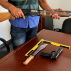 Armas incautadas por la Guardia Civil tras detener a dos personas e investigar a otras dos en el marco de la operación Trisjelo, que investiga un robo cometido en una vivienda de Cubillos del Sil (León). -ICAL