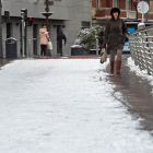 Una mujer camina por una calle cubierta de nieve, a 18 de enero de 2023, en Burgos. -EP