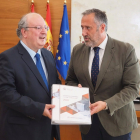 El presidente del CES, Enrique Cabero (izda), hace entrega al presidente de las Cortes, Carlos Pollán, del informe sobore la situación socioeconomica de CyL en 2021. - CES.