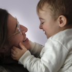 La salmantina Vanesa con su hijo Hugo, de poco más de dos años, que  tiene la enfermedad Osteogénesis imperfecta. | E.M.