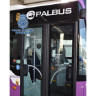 Impacto del proyectil disparado por una pistola en una puerta de un autobús urbano de Palencia. - ICAL