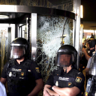 Efectivos de la Policía Nacional bloquean el acceso a la Delegación de la Junta en Salamanca durante la concentración de este lunes. ICAL