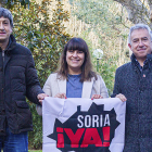 Los tres procuradores electos de Soria Ya posan con la bandera de la plataforma. MARIO TEJEDOR