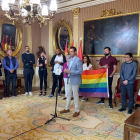 El alcalde de Burgos, Daniel de la Rosa, durante la lectura de un manifiesto a favor de la diversidad, acompañado de otros corporativos y miembros de la Asociación Espacio Seguro LGTBI. - E. PRESS