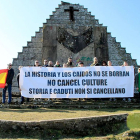 Miembros de grupos de extrema derecha italiana visitan la Pirámide de los Italianos en el puerto del Escudo. E. M.