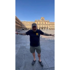 El americano enamorado de España en la plaza Mayor de Salamanca. TWITTER: Larry Shy