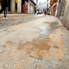 Restos de calima depositados sobre calles y vehiculos en Soria
