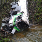 Un camión ha perdido el control y ha caído al río en Tremor de Arriba en León.- BOMBEROSPONFE