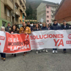 Centenares de personas participan en la manifestación por el futuro de la comarca de Laciana, en el municipio leonés de Villablino. - ICAL