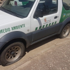 Vehículo de agentes medioambientales de Castilla y León con las ruedas rajadas en la provincia de Burgos. APAMCYL