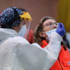 Una miembro dee equipo sanitario se hace el test en el último dia del cribado en el pabellón Campos Góticos.- ICAL