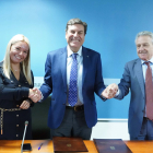 El consejero de Economía y Hacienda y portavoz, Carlos Fernández Carriedo, firma el protocolo de colaboración entre la Junta, Switch Mobility y el Clúster de automoción de Castilla y León (FACYL).Ical