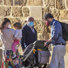 Una familia pasea por las calles con su niña de corta edad. -HDS