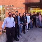 Los participantes en el estudio posan frente al Centro de Investigación del Cáncer de Salamanca.