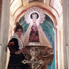 Conchi Bayón, frente a la Virgen del Henar en el Santuario en Cuéllar. ARGI COMUNICACIÓN