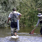 Uno de los participantes en el concurso de pesca del río Órbigo (León) cobra una pieza. ICAL