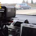 Detector de velocidad en un vehículo de la Guardia Civil.- E.M.