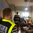 La Policía Nacional registra la vivienda del detenido.- ICAL
