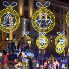 Miles de niños acompañados de sus familiares reciben a los Reyes Magos por las calles de Salamanca. -ICAL