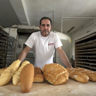 Mario Serna elabora pan que reparte por distintas localidades de Valladolid y Segovia. / ICAL