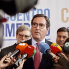 El presidente de la CEOE, Antonio Garamendi, atiende a los medios. Tras él, Santiago Aparicio y Carlos Fernández Carriedo.- ICAL