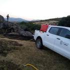 Cuadrillas de la Diputacin de Ávila trabajan para asegurar el perímetro del incendio de Navalacruz y refrescar la zona. - ICAL