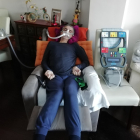 El vallisoletano José Antonio Francos, de 51 años y enfermo de ELA, con el aparato que le permite expresarse. E. M.