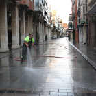 Un operario del servicio de limpieza riega la calle Mayor de Palencia, en una imagen de archivo.- ICAL