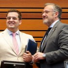 El letrado mayor de las Cortes, Marcos Herrero, y el presidente del Parlamento, Carlos Pollán, durante un pleno.- ICAL