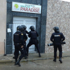 Imagen del operativo antes de entrar en un club de alterne de Fuentes de Oñoro en Salamanca. | E. Press