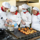 Alumnos del IES Diego de Praves de Valladolid cocinan recetas con patatas en su centro.- ICAL