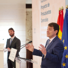 Juan García-Gallardo y Alfonso Fernández Mañueco, durante la presentación del proyecto de Presupuestos Generales de Castilla y León para 2023.- ICAL
