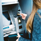 Una usuaria retira efectivo en un cajero automático utilizando su tarjeta de crédito- PQS / CCO